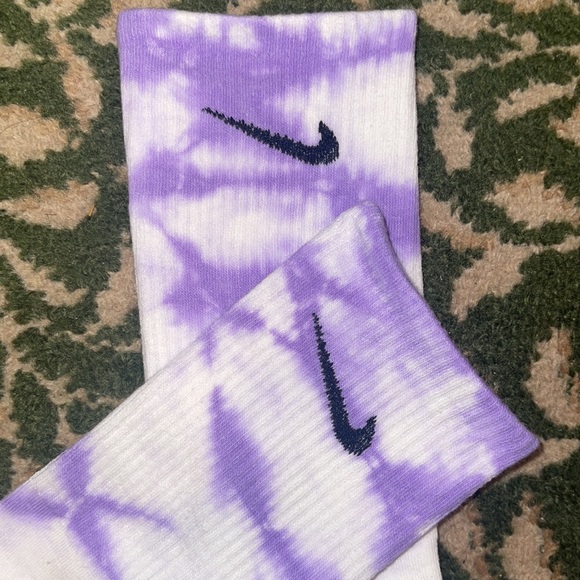 💜 Nike Women’s Everyday Custom Tie Dye Socks (Lavender/White) 💜 - Picture 2 of 2